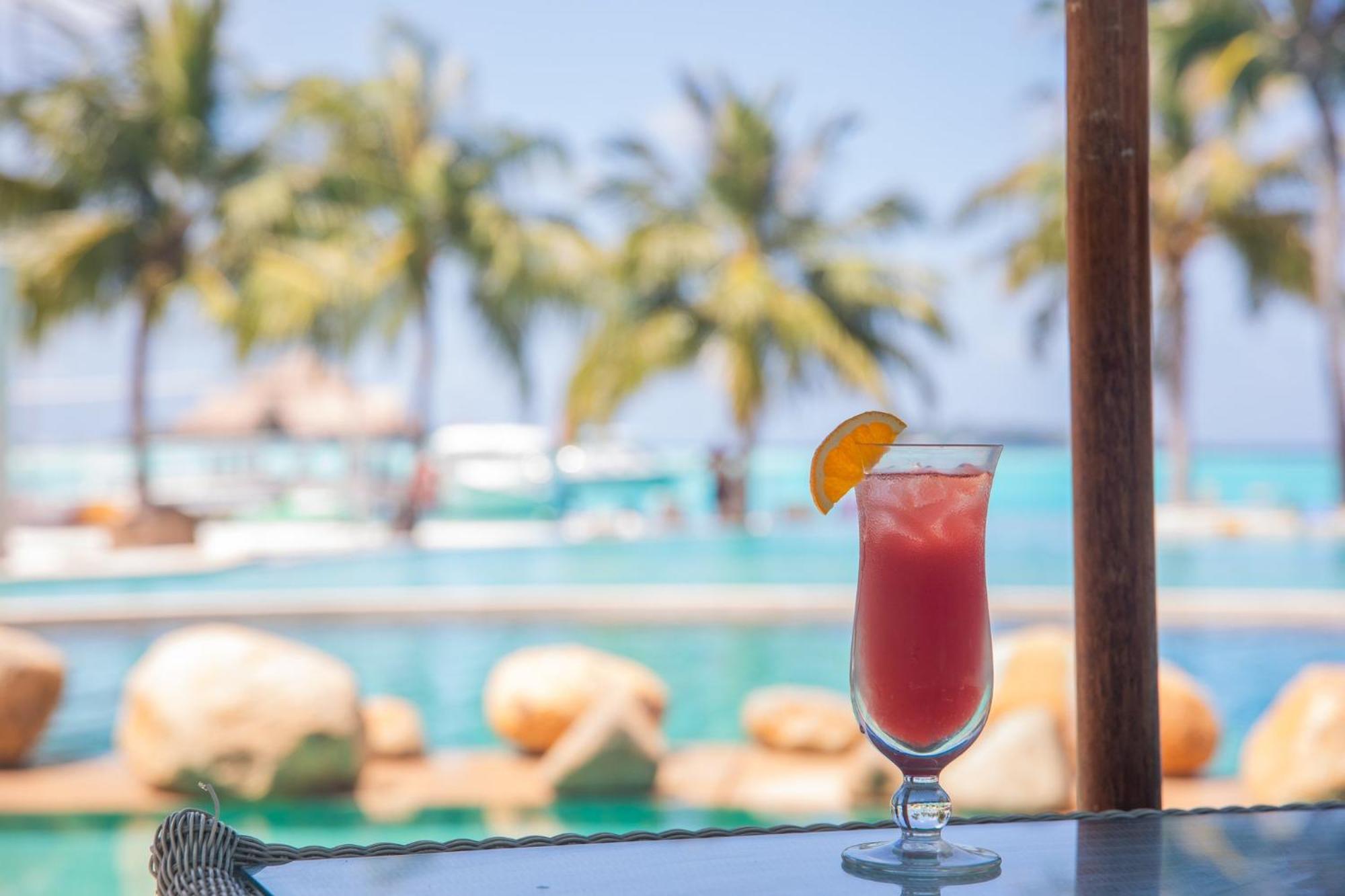 Kandooma Maldives: Kids Stay, Eat & Dive Free Resort