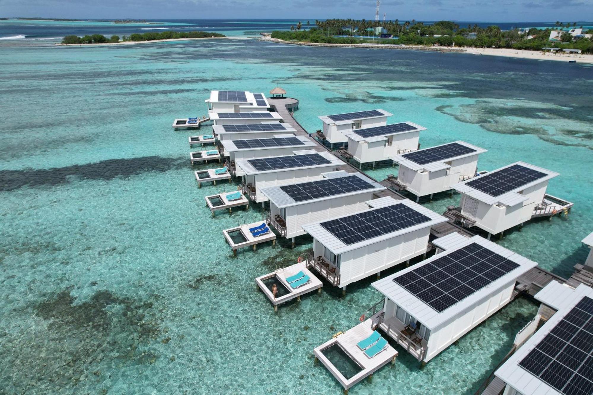 सहारा Kandooma Maldives: Kids Stay, Eat & Dive Free